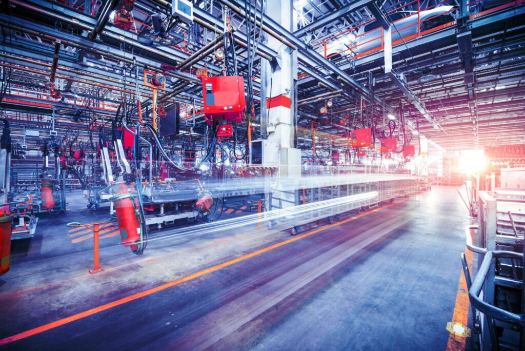 Lenovo AI Express: linea di produzione industriale automatizzata con robot di saldatura e scie luminose (immagine Lenovo)