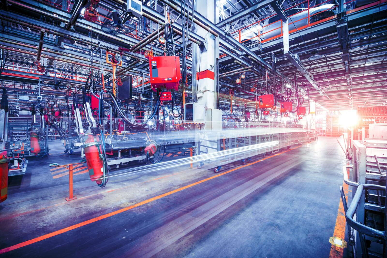 Lenovo AI Express: linea di produzione industriale automatizzata con robot di saldatura e scie luminose (immagine Lenovo)